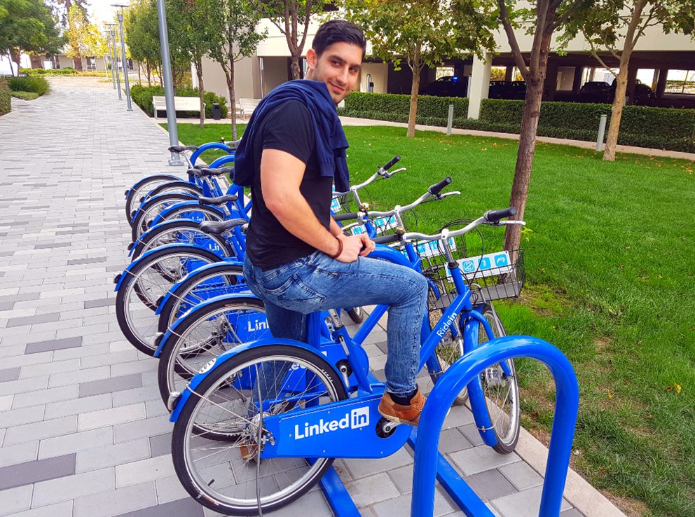 Erendiz Ates op linkedin fiets